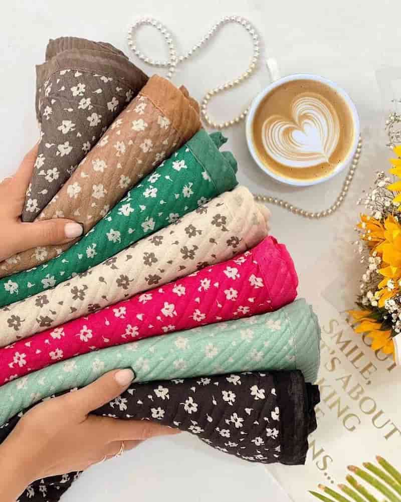 شال نخی گل گلی با پالت رنگی زنده و استایل بسیار بهاری